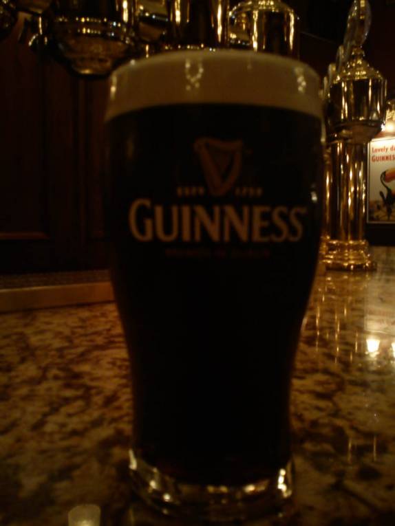 Uma legítima Guinness em pub irlandes para celebrar o aniversário do Rodrigo em Victoria, capital da British Columbia, no Canadá